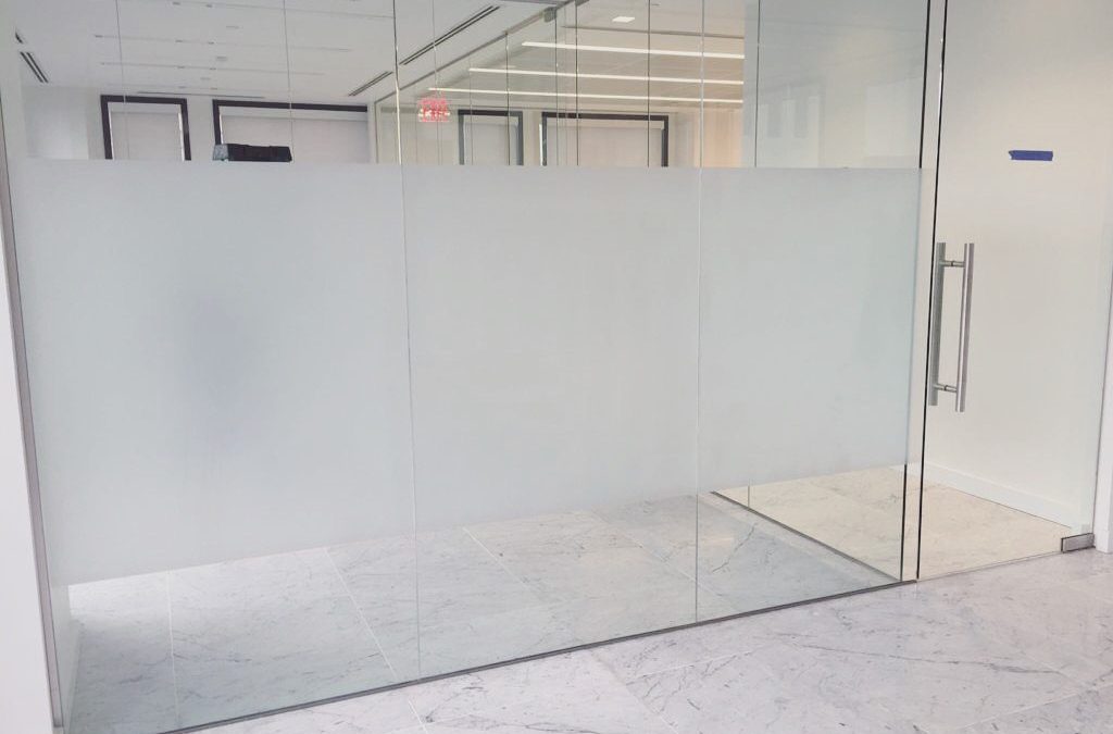 Frosted vs. Clear Glass Partitions: Which One is Best for Your Office?